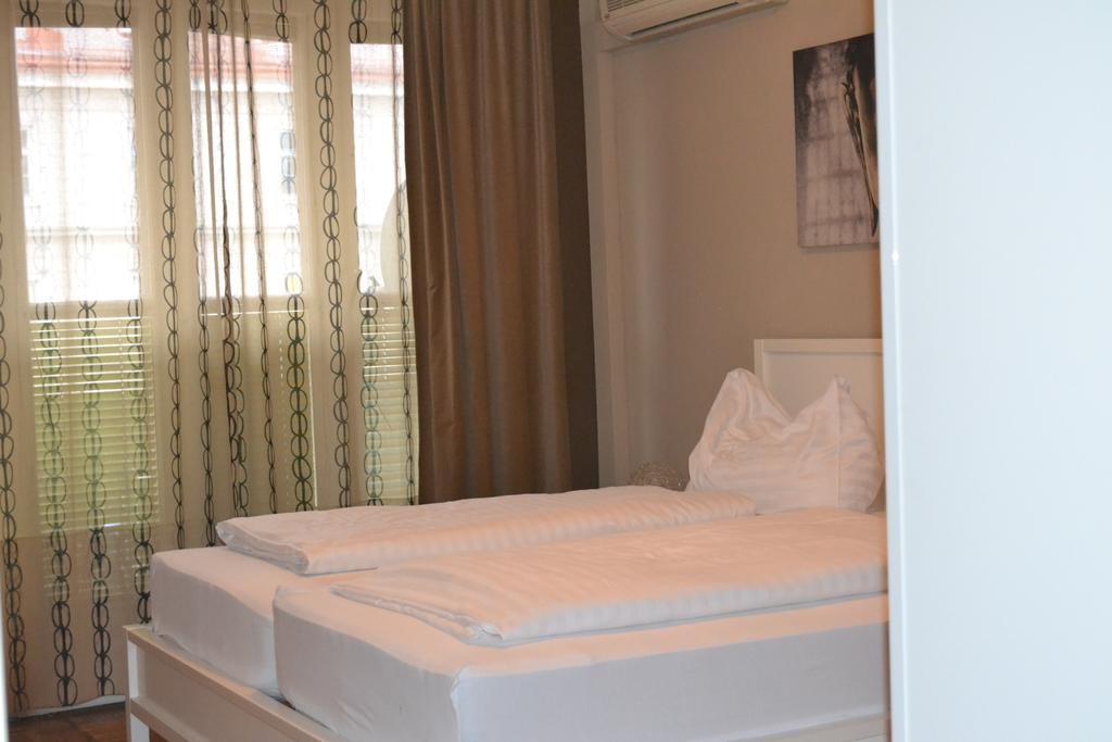 Goldfisch Apartment Hoher Markt Vienna Bilik gambar